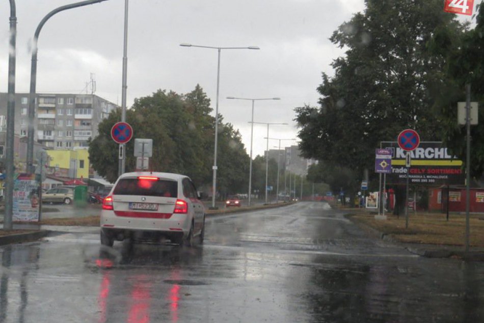 Ilustračný obrázok k článku Michalovce zasiahlo divoké počasie: Šoféri zrazu čelili hustému lejaku s vetriskom!