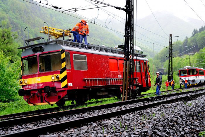 Ilustračný obrázok k článku Na trati začali vymieňať koľajnice: Železnice upozorňujú na výluky aj uzatvorenie priecestia