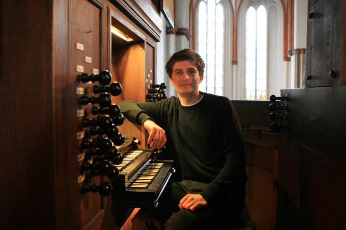Ilustračný obrázok k článku Bystrický chrám rozozvučia tóny organu: Mladý hudobník tu predvedie aj umenie improvizácie