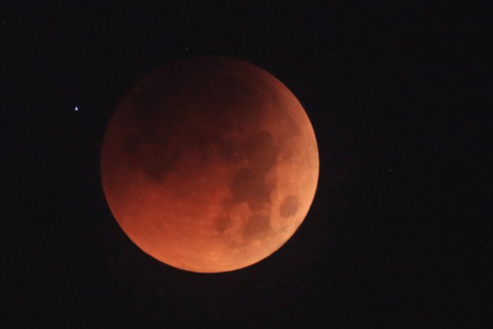 Ilustračný obrázok k článku Krvavý mesiac nad Zámkami slovami astronóma z nášho mesta: Kedy a ako môžeme pozorovať tento jedinečný úkaz?