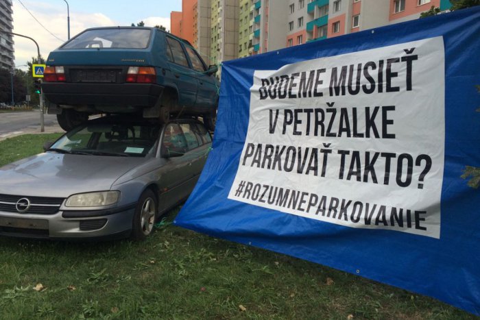 Ilustračný obrázok k článku Prečo má Petržalka na zeleni odparkované vraky?
