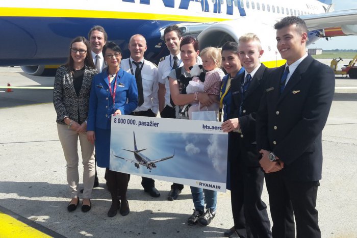 Ilustračný obrázok k článku Jubilejným 8-milióntym pasažierom Ryanairu z Bratislavy sa stalo malé bábätko