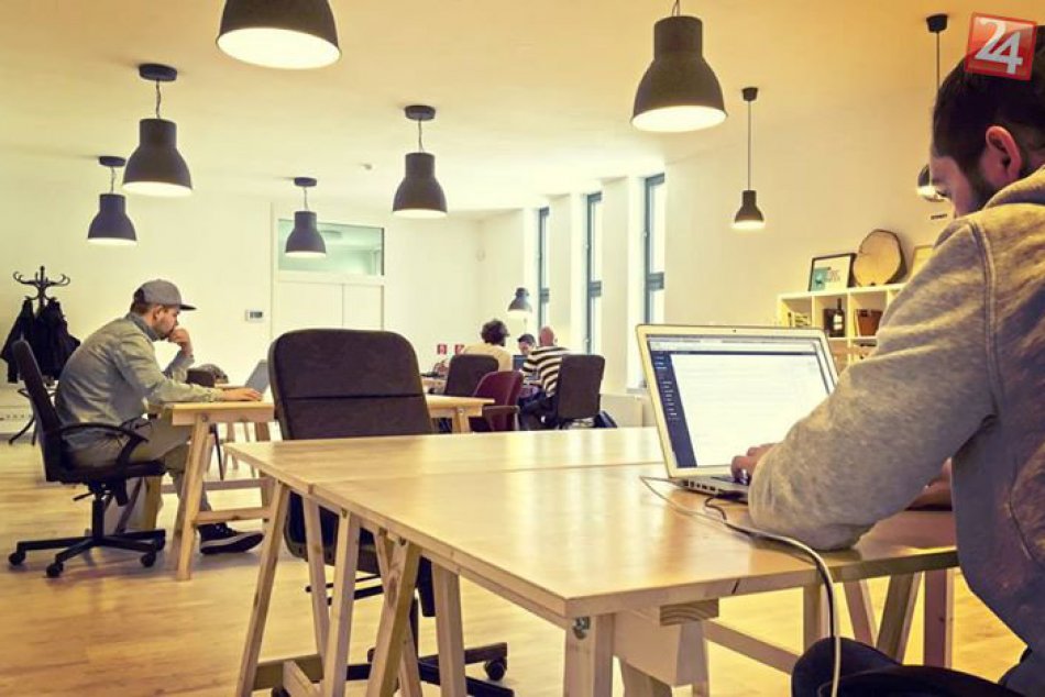 Ilustračný obrázok k článku Rudo a Michal vyriešili problém drahých kancelárií v Nitre: Založili coworking... A nielen to!