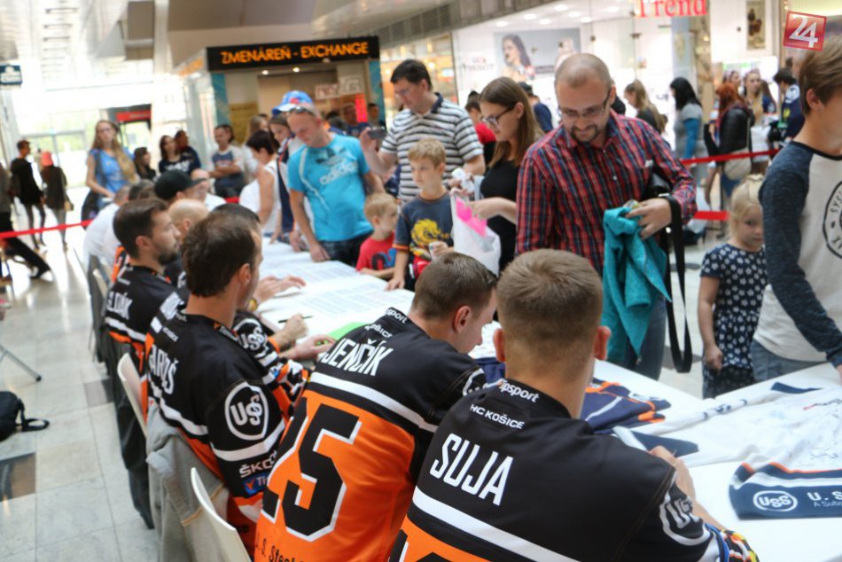 Ilustračný obrázok k článku FOTO z autogramiády košických hokejistov: Účasti sa tešili, ruky od podpisovania neboleli :)