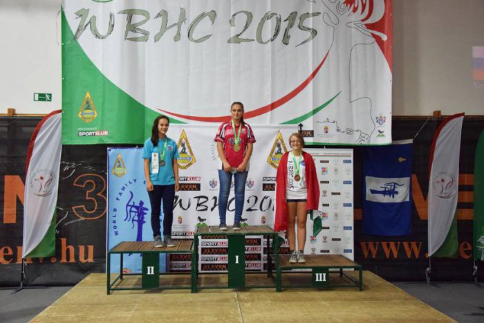 Ilustračný obrázok k článku Na majstrovstvách sveta bodovala lukostrelkyňa z Dobšinej: Veronika Vilimová na stupienku víťazov v juniorskej kategórii