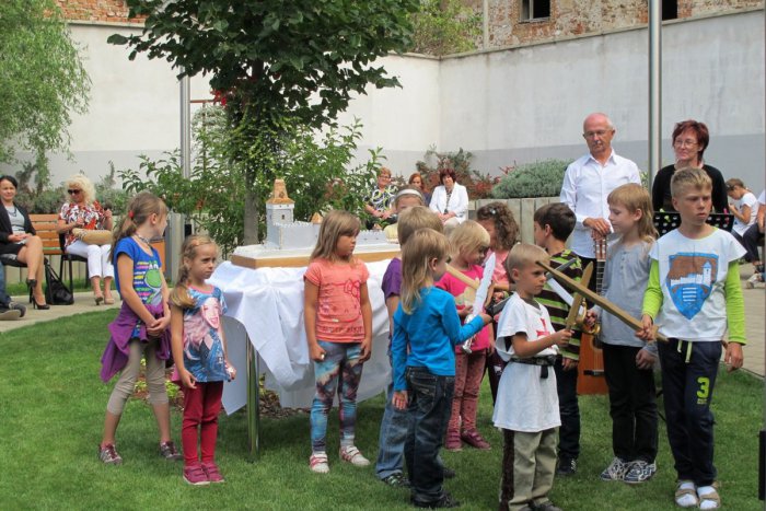 Ilustračný obrázok k článku V Jelšave pokrstili maketu starého hradu: Pri tejto príležitosti si pripomenuli aj výročie SNP