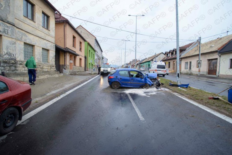 Ilustračný obrázok k článku Nehoda na hlavnom ťahu Žiarom: Vodič (27) zrámoval pouličnú lampu i ďalšie auto! FOTO z miesta