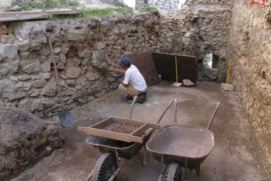 Ilustračný obrázok k článku Významný archeologický objav na Hrušove: Hrad zrejme vyzeral inak, ako sa myslelo!