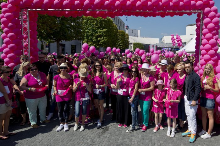 Ilustračný obrázok k článku Ulice Bratislavy zaplavila ružová farba. Na Avon pochod proti rakovine prsníka prišlo vyše 5000 ľudí