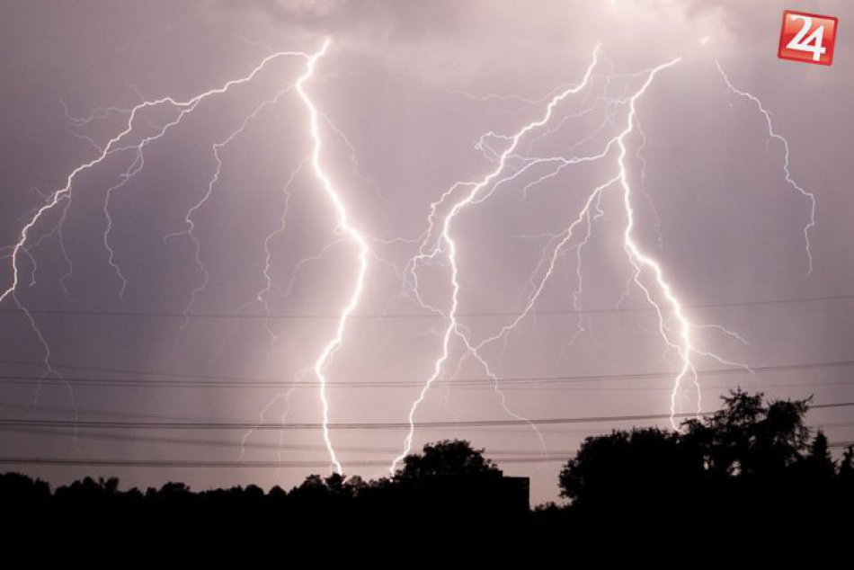 Ilustračný obrázok k článku Na okres Liptovský Mikuláš sa valí búrka s krúpami: Sledujte odhadované časy!