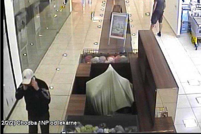 Ilustračný obrázok k článku Maskovaný zlodej lúpil so zbraňou: Polícia hľadá muža z kamerových záznamov