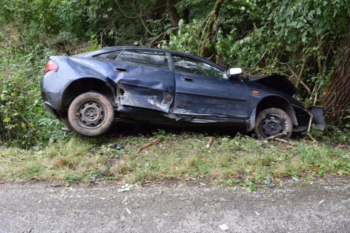 Ilustračný obrázok k článku Vážna nehoda na ceste: Mazda vrazila do skaly vo svahu, odrazilo ju a nabúrala do stromu!
