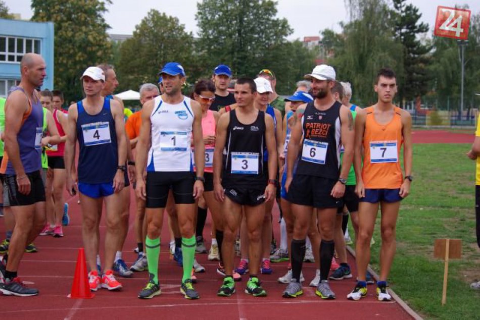 Ilustračný obrázok k článku Šťastných 7 rokov na atletickom ovále: Bežci Michalovskej hodinovky prekonali historický rekord! FOTO