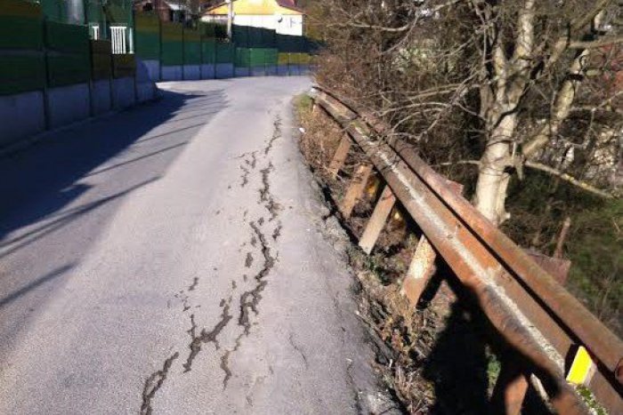 Ilustračný obrázok k článku Problematickú cestu vo Vraní idú opravovať: Polícia upozorňuje vodičov na úplnú uzávierku
