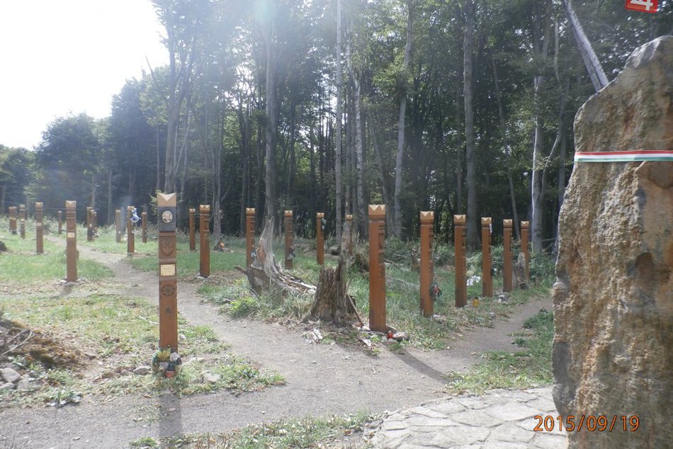 Ilustračný obrázok k článku Zemplínske vrchy zdobí 42 smutných stĺpov: Spája sa s nimi obrovská tragédia, FOTO