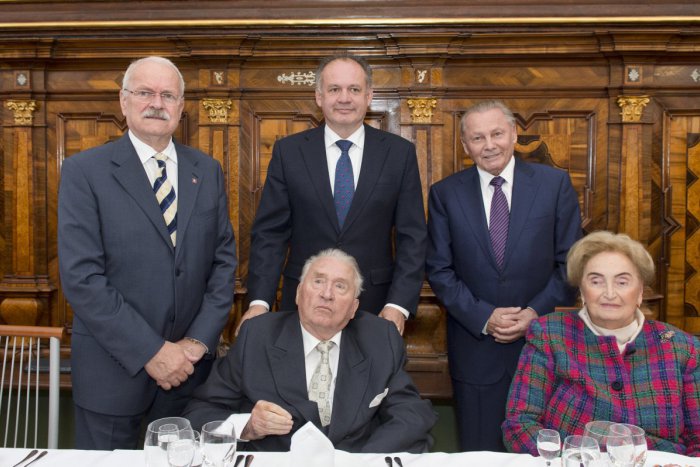 Ilustračný obrázok k článku Všetci štyria slovenskí prezidenti sa v Bratislave stretli na oslave narodenín Michala Kováča