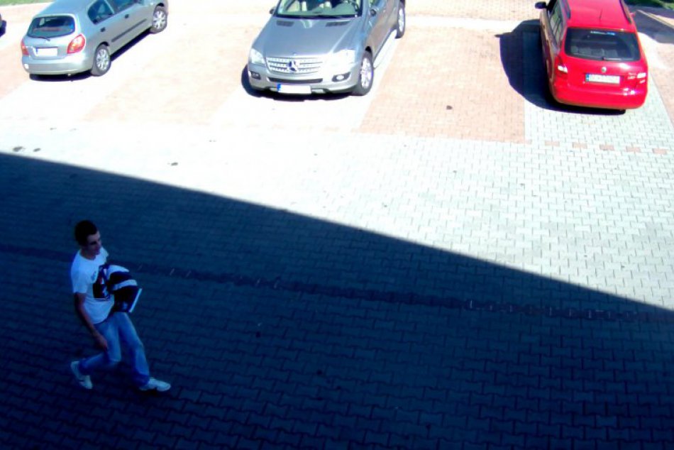 Ilustračný obrázok k článku Z vystaveného auta zmizla dotyková obrazovka: Polícia hľadá muža z kamerových záznamov!