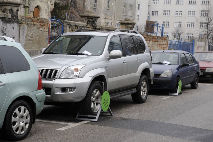 Ilustračný obrázok k článku Zákaz parkovania pred bazilikou: Podľa viac ako 500 Trnavčanov je nelogický