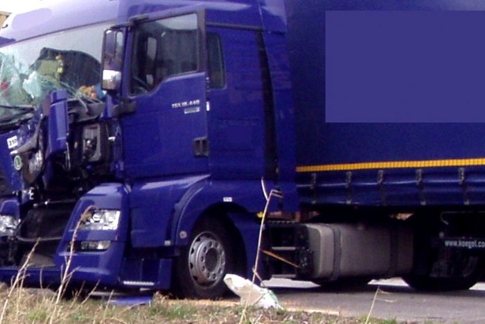 Ilustračný obrázok k článku V Prešove došlo k zrážke dvoch vozidiel: Vážna dopravná nehoda kamióna s osobným autom, jednu osobu oživovali!