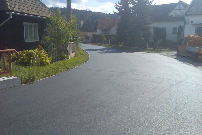 Ilustračný obrázok k článku Ivachnová uvítala nový cestný koberec. Podstatne viac by dedine pomohla diaľnica
