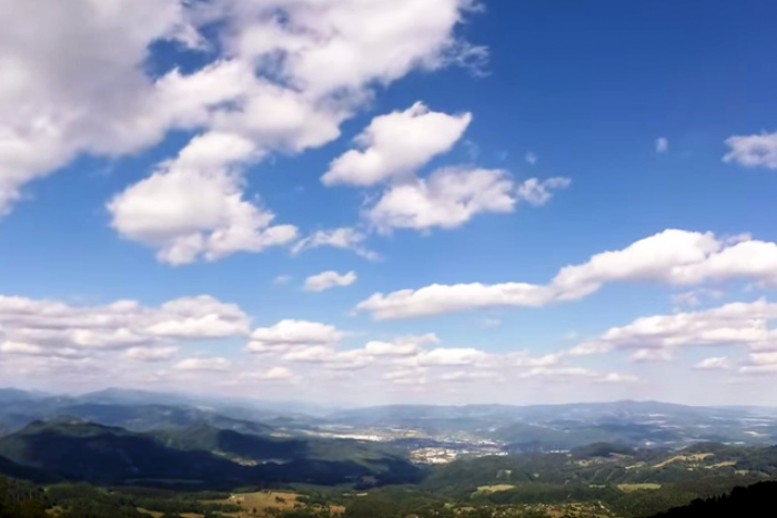 Ilustračný obrázok k článku Úchvatný pohľad z oblakov: Časozberné VIDEO z Kremnických vrchov vás dostane!