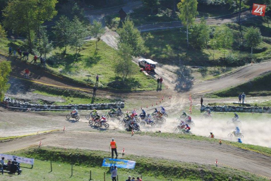 Ilustračný obrázok k článku FOTO: Nadupané stroje a poriadna adrenalínová jazda. Pri Moravciach sa predviedli machri na dvoch kolesách