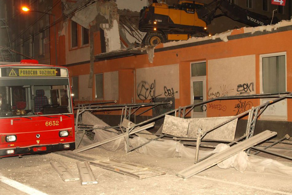 Ilustračný obrázok k článku OBRAZOM: Bežná asanácia budovy sa skončila padnutou stenou a lešením priamo na trolejbuse s cestujúcimi
