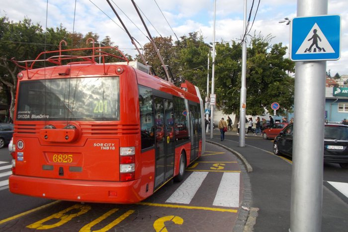 Ilustračný obrázok k článku Problém na Predstaničnom námestí: Vodiči trolejbusov sa sťažujú na komplikované obratisko, ale aj mestskú políciu