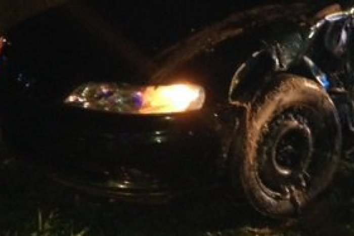 Ilustračný obrázok k článku FOTO priamo z miesta: Auto s rozsvietenými svetlami v potoku, v akcii hasiči aj potápači!