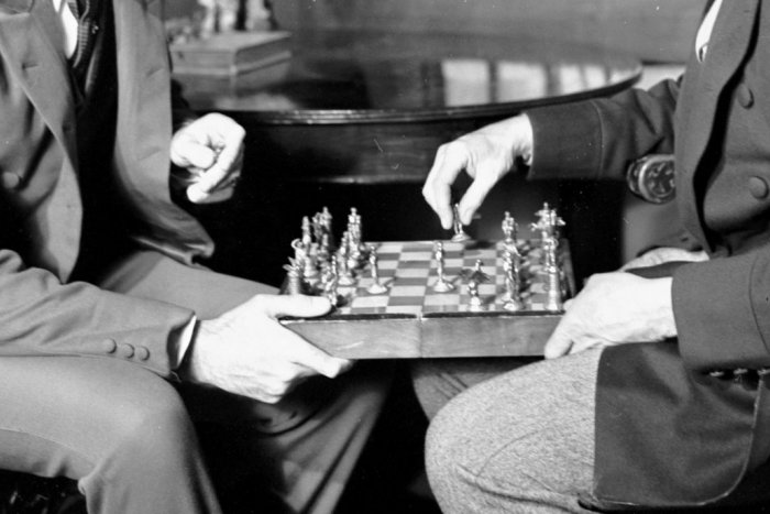 Ilustračný obrázok k článku Šachový klub slávi 80 rokov, prežil i vojnu: Kremničania hrávali v hostinci aj pri čakaní u holiča