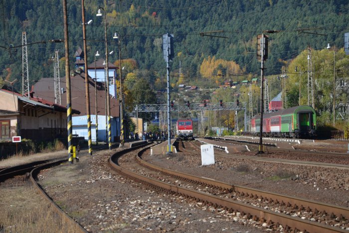 Ilustračný obrázok k článku Chce to pevné nervy: Železničiari opravujú trať medzi Ružomberkom a Ľubochňou