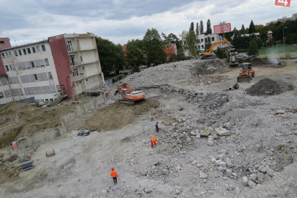 Ilustračný obrázok k článku VIDEO, ktoré sa zapíše: Posledná tatrovka so suťou z nedostavaného pavilónu, sťažoval sa vôbec niekto?