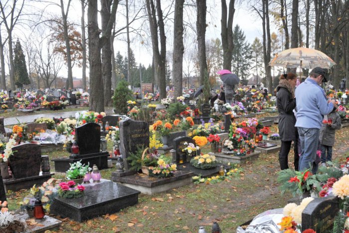 Ilustračný obrázok k článku Dušičky klopú na dvere: Pozrite sa, dokedy budú otvorené cintoríny v Moravciach