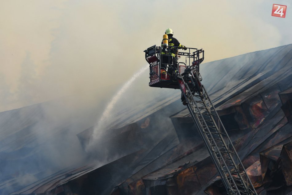 Ilustračný obrázok k článku Požiar v Jasnej v číslach: Hektolitre vody, desiatky hasičov v akcii, niečo sa ale spočítať nedá...