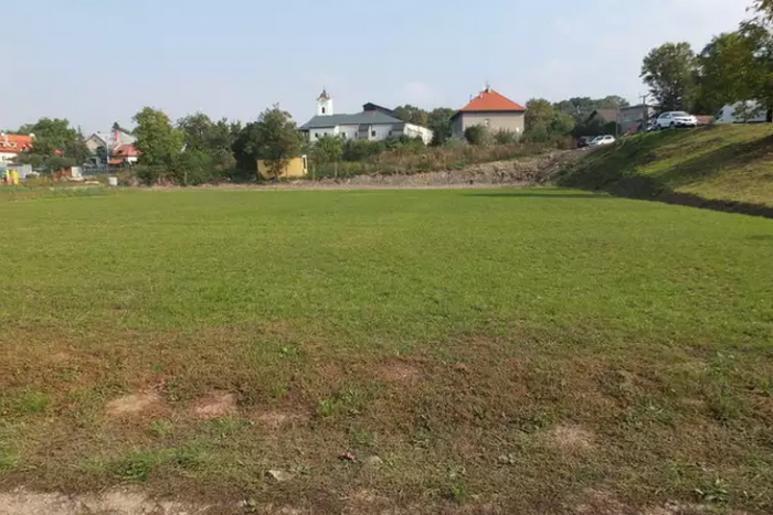 Ilustračný obrázok k článku Na Sekčove a Šváboch ho nenájdete: Futbalové ihrisko však obnovujú Na Tajchu a už nebude zamokrené!