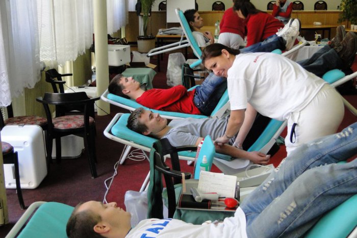 Ilustračný obrázok k článku Zlatomoravecká škola sa zmenila na transfúznu stanicu: Krv darovali študenti, učitelia aj ľudia z mesta