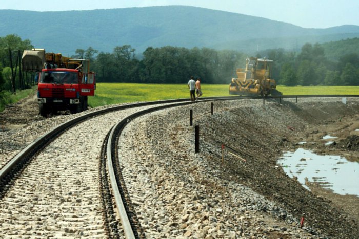 Ilustračný obrázok k článku Čakajú nás niekoľkodňové vlakové obmedzenia: Na trati pri Žiline idú meniť podvaly