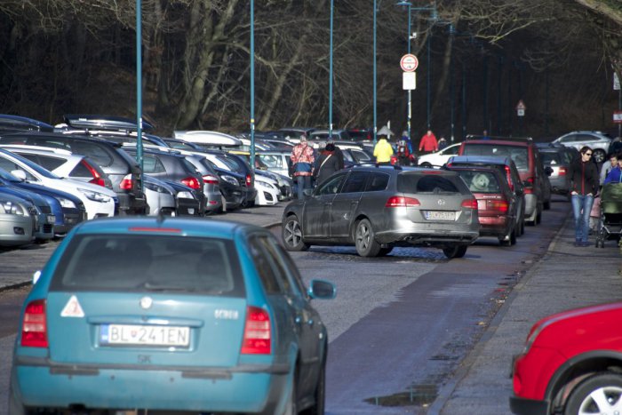 Ilustračný obrázok k článku Väčšina mestských častí je za jednotnú parkovaciu politiku. Starostovia s mestom podpíšu memorandum