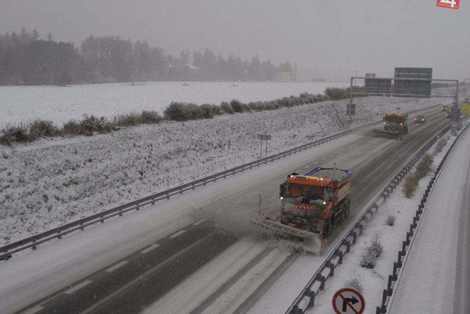 Ilustračný obrázok k článku Vodičov trápi silný vietor a sneženie: Niektoré cesty uzavreli