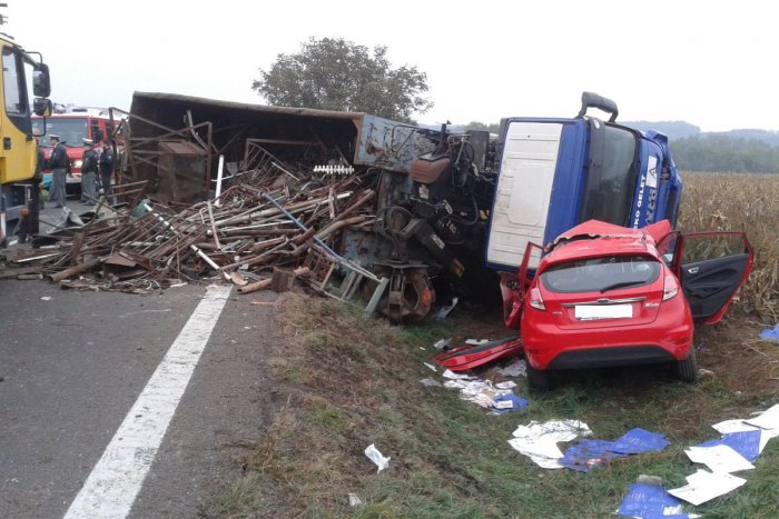 Ilustračný obrázok k článku Smrteľná nehoda pri Nitre: Vodička (†36) strhla auto priamo pod kamión!
