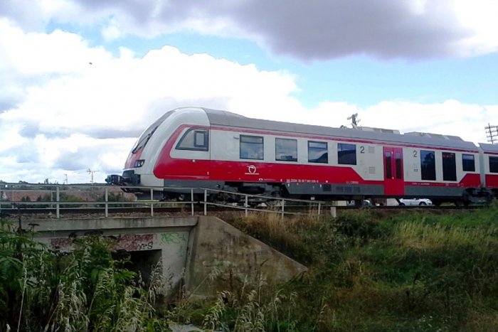 Ilustračný obrázok k článku Cestujúci vlakmi z Hlohovca, zbystrite pozornosť: Na trati sa chystá výluka