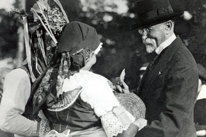Ilustračný obrázok k článku Prezident Masaryk navštívil aj Lučenec a jeho okolie: Túto významnú návštevu vo fotografii približuje zaujímavá výstava