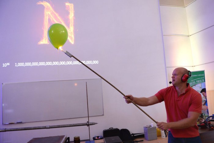 Ilustračný obrázok k článku Na UMB sa predstavil objaviteľ unikátneho laseru: Študenti vďaka nemu zažili vedu na vlastnej koži