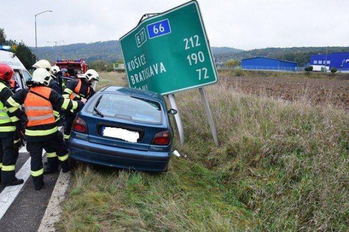 Ilustračný obrázok k článku Nehoda vo Zvolene: Renault zišiel mimo cestu a nastal náraz. Až toľkoto nafúkala vodička!