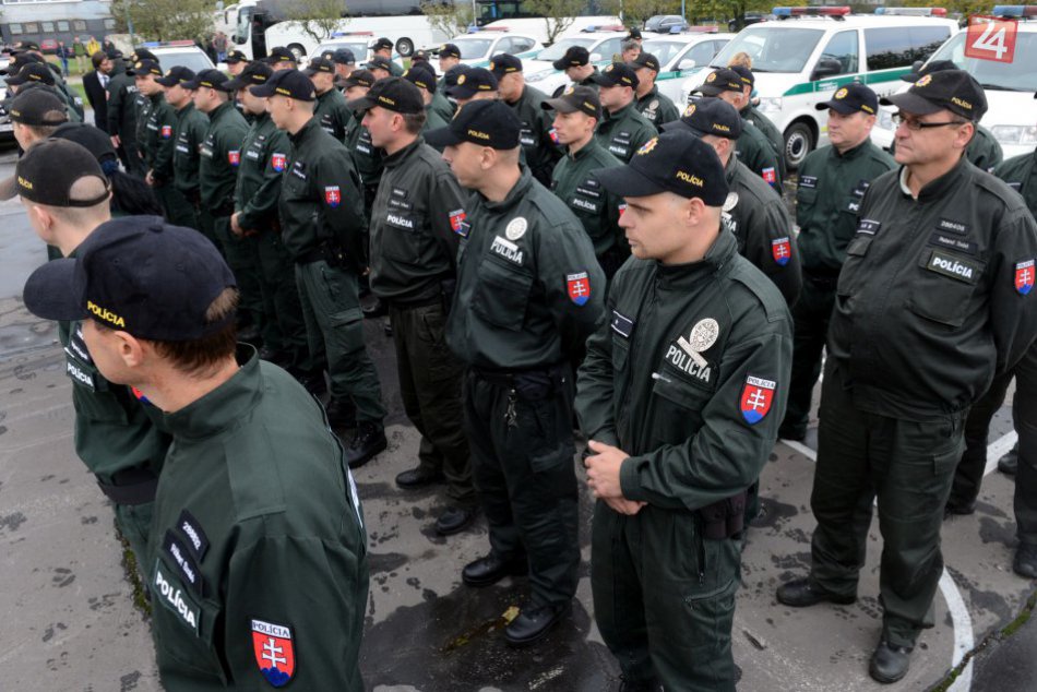 Ilustračný obrázok k článku Naši policajti strážia hranice partnerských krajín: Desiati už odišli do Srbska