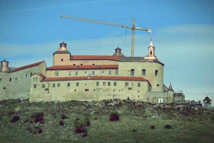Ilustračný obrázok k článku Zničené zbierky z hradu Krásna Hôrka: Predmety sa snažia zachrániť