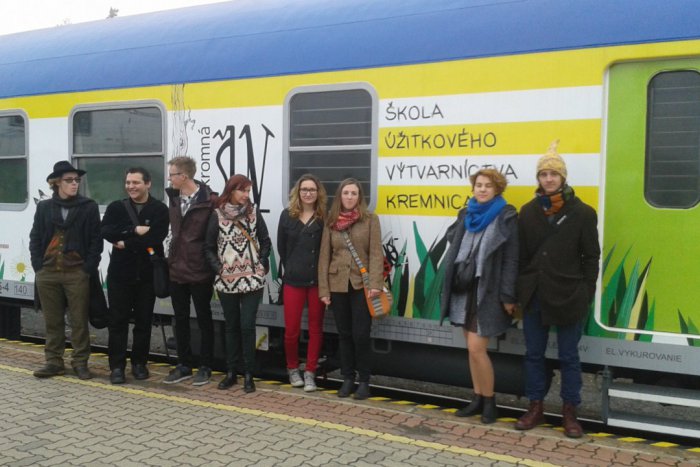 Ilustračný obrázok k článku Vďaka kremnickým študentom vlakový vagón priťahuje pohľady: A to ste ho ešte nevideli zvnútra! FOTO