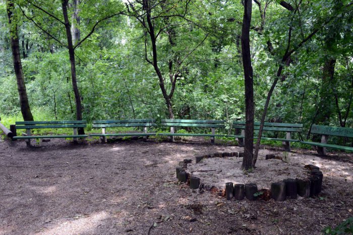 Ilustračný obrázok k článku Nový altánok, lavičky aj stĺpy verejného osvetlenia. Mesto sa nepustilo len do opráv ciest