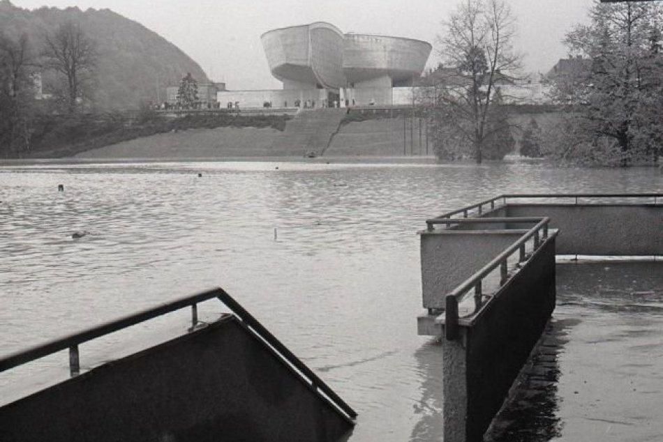 Ilustračný obrázok k článku Pamätáte, ako park zaliala voda? Pred 48 rokmi zasiahla Bystricu ničivá POVODEŇ, FOTO