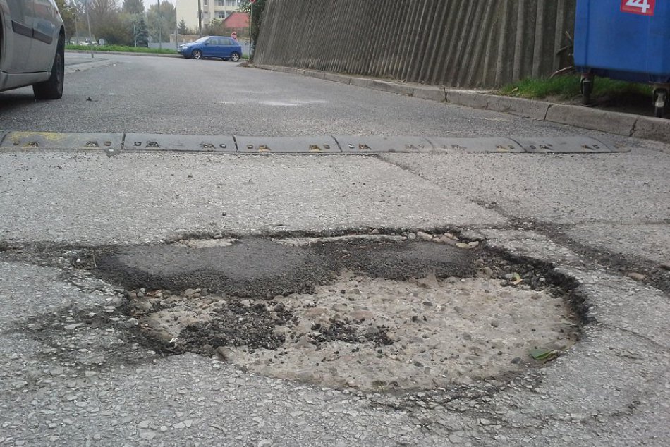 Ilustračný obrázok k článku Cesty ako ementál: Kam môžeme výtlky nahlásiť a koľko peňazí poputuje na ich údržbu? FOTO najväčších dier